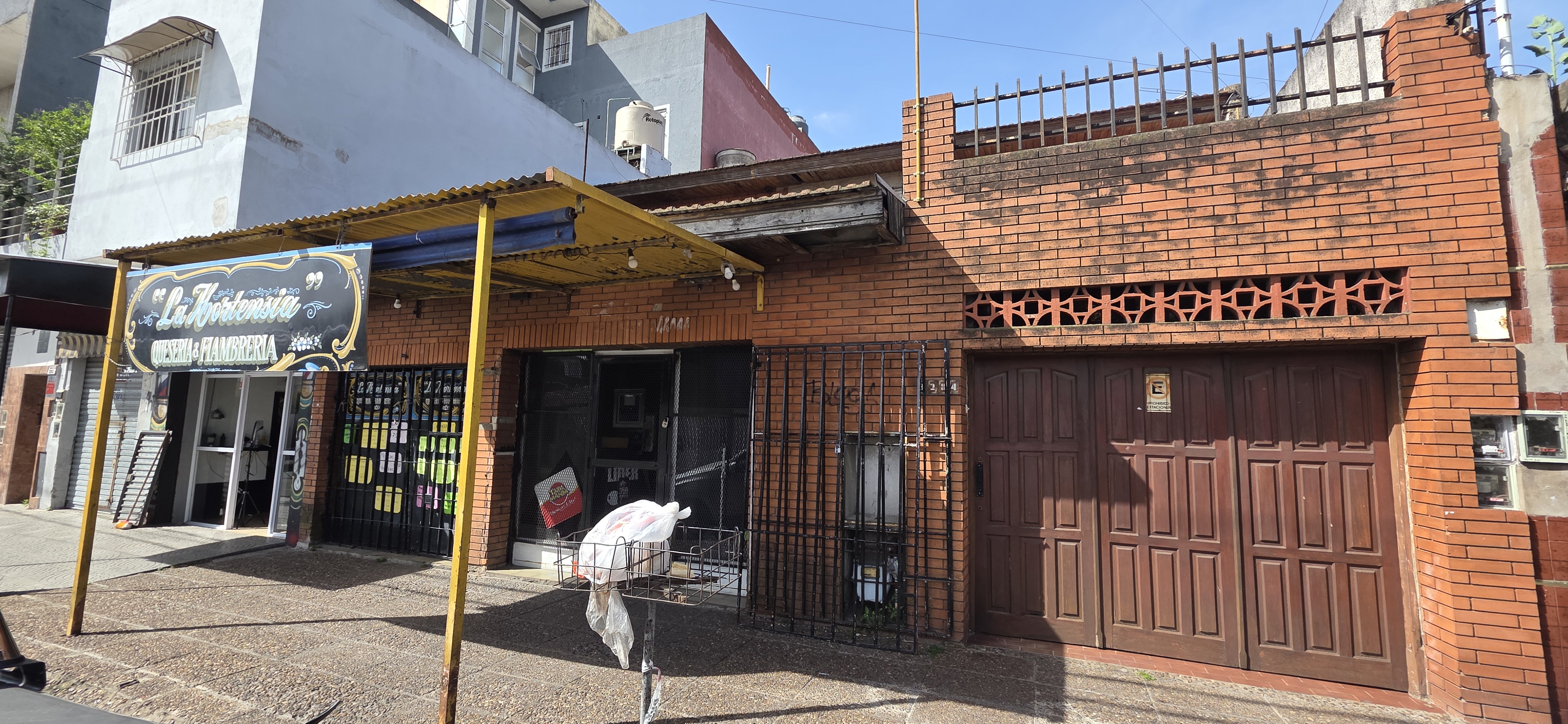 Casa con local. Sobre Av. Marconi